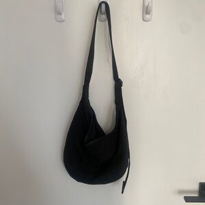 Médium black crescent Baggu bag